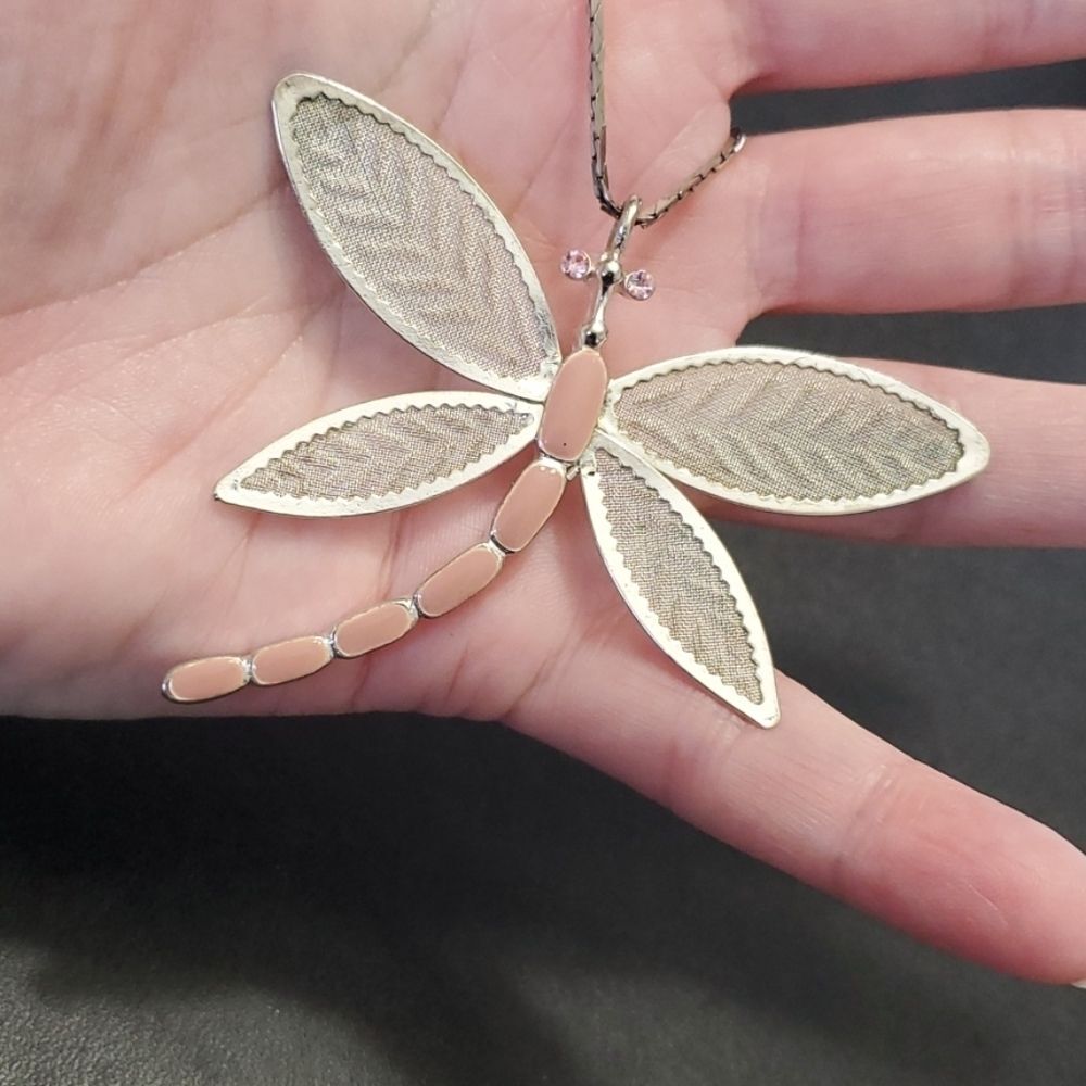 Silver tone dragonfly pendant necklace 28"
